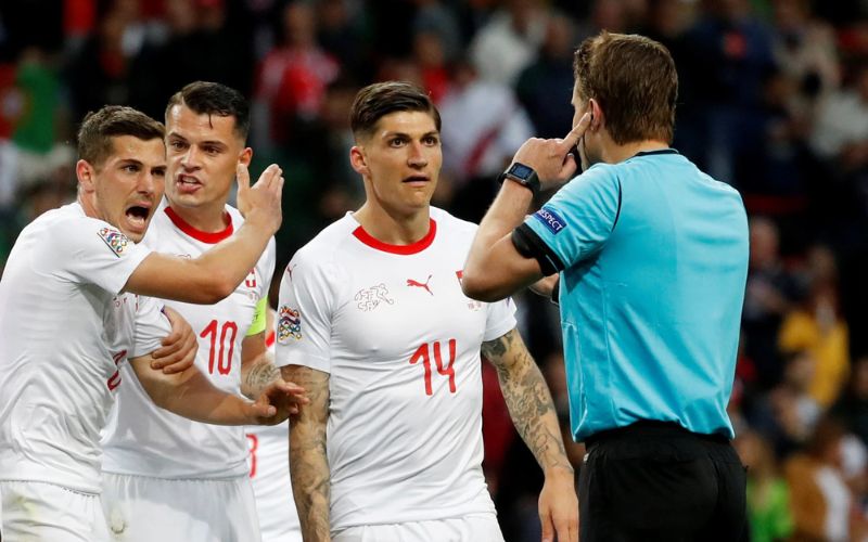 Bẻ còi đầy tranh cãi của Felix Brych