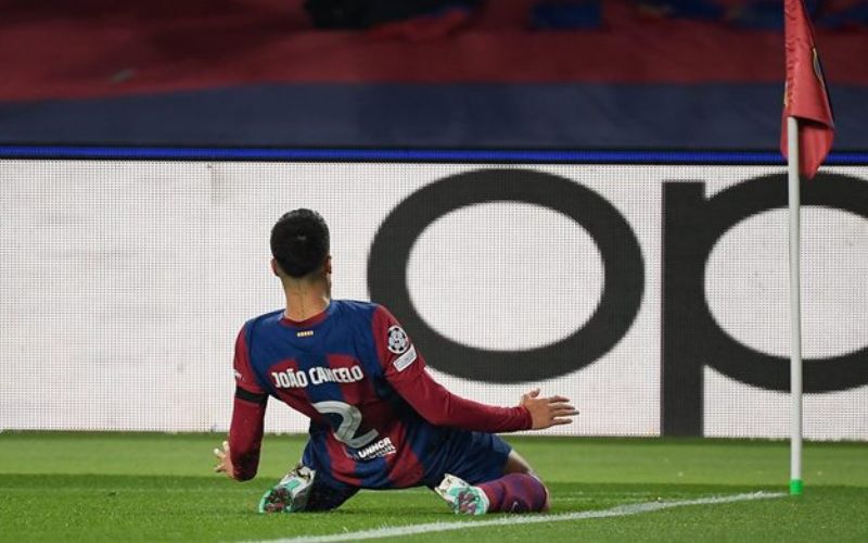 HLV Xavi đã thử nghiệm Cancelo đá vị trí nào?