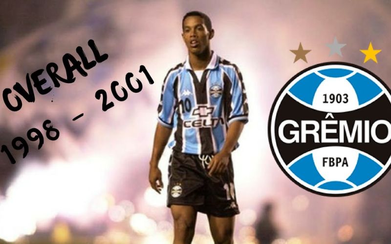 Ronaldinho đá vị trí nào khi bắt đầu sự nghiệp tại Grêmio?